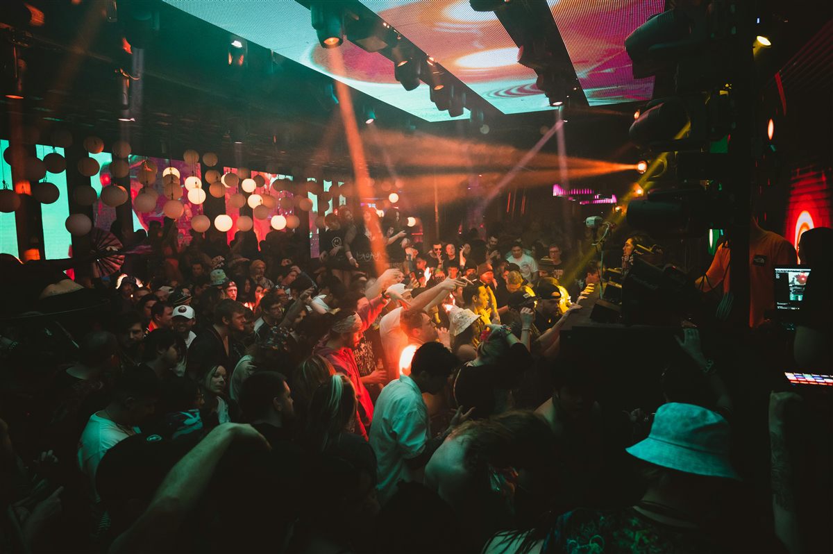 Night club com luzes e pista cheia